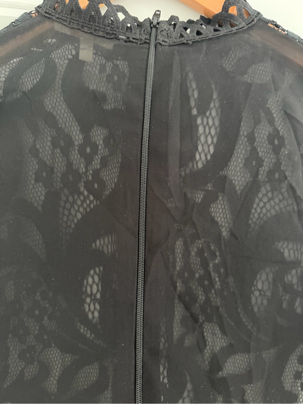 Lace crop top with bell sleeves - Picture 5 of 6